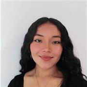 Joven explica y ayuda en tareas de niños de 5 a 13 años